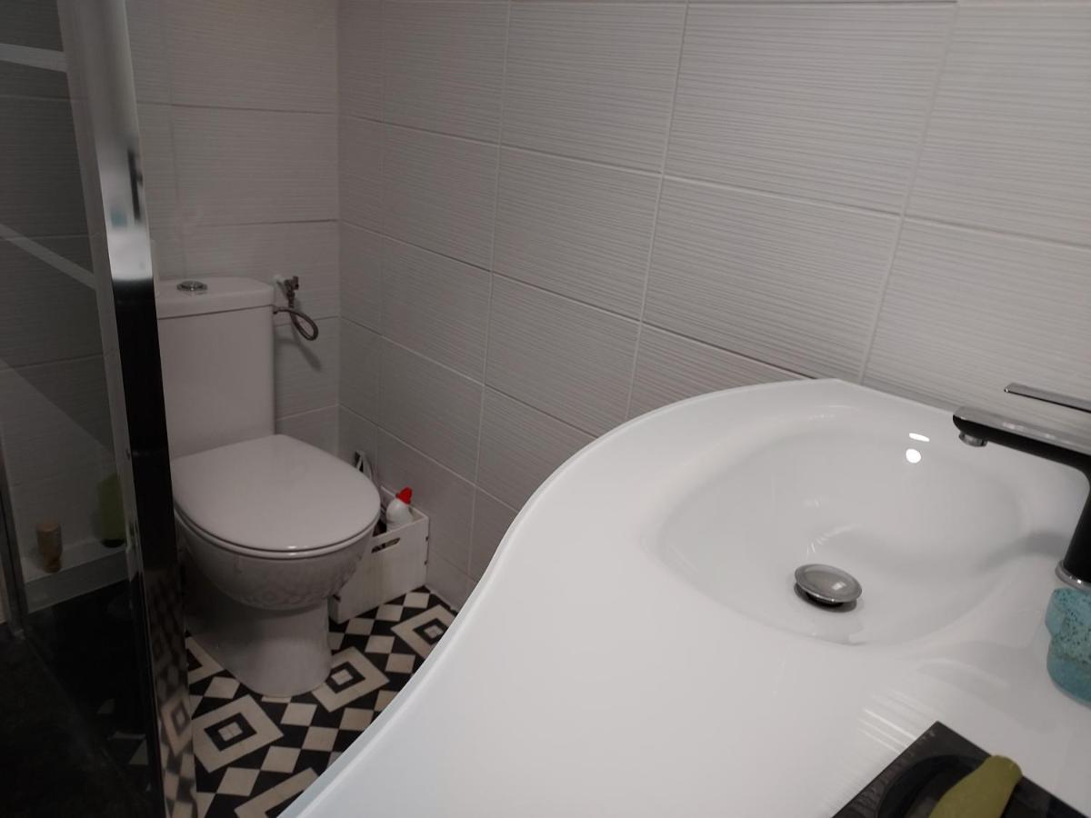 Rez-de-chaussée privatif spacieux 3* d'une villa centre ville Hyères Exterior foto